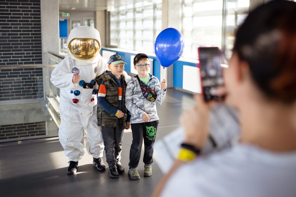 Chłopcy pozują do zdjęcia z kosmonautą